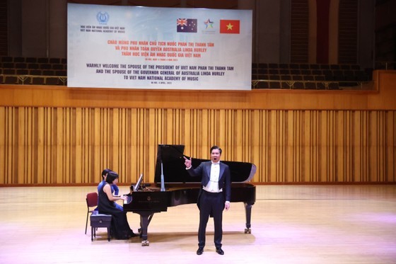 A performance of pieces of classical music by artists of the Vietnam National Academy of Music at the meeting (Photo: SGGP)