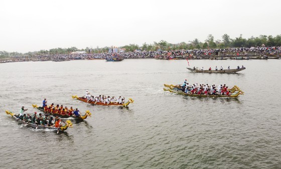 Traditional boat race marks birth anniversary of late Party General Secretary Le Duan. (Photo: SGGP)