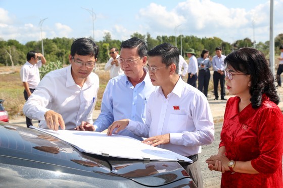 Delegates make a survey of the resettlement implementation project to relocate 1,280 affected households. (Photo: SGGP)