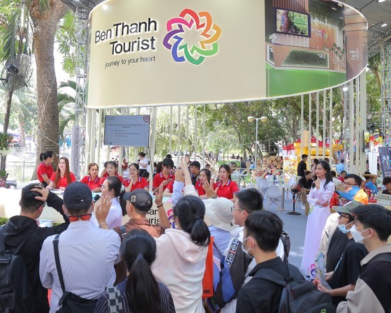 Visitors join mini-games at Ben Thanh Tourist's stall. (Photo: SGGP) Visitors join mini-games at Ben Thanh Tourist's stall. (Photo: SGGP)