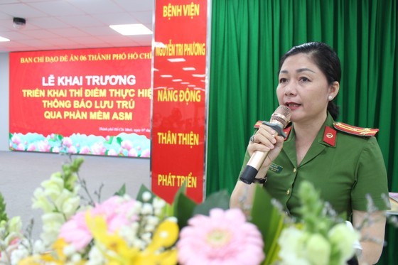 Colonel Ho Thi Lanh, deputy head of the Police Department for Administrative Management of Social Order under the HCMC Department of Public Security speaks at the event. (Photo: SGGP)