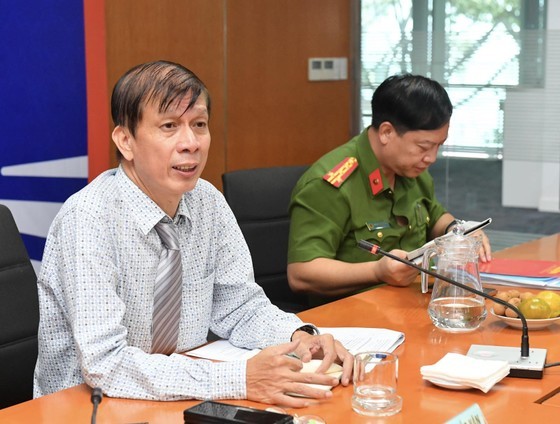 Deputy Editor-in-Chief of the SGGP Newspaper, journalist Nguyen Khac Van (L) speaks at the event. (Photo: SGGP)