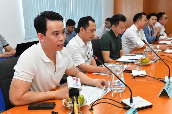 Mr. Nguyen Quang Vinh, the owner of the Karaoke Fyou system speaks at the event. (Photo: SGGP)