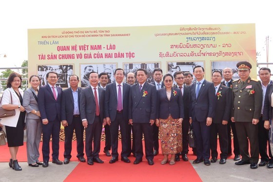 Chairman of the HCMC People’s Committee Phan Van Mai and Governor of Savannakhet Province, Bounchom Ubonpaseuth attend the groundbreaking ceremony. (Photo: SGGP)