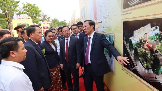 Chairman of the HCMC People’s Committee Phan Van Mai and Governor of Savannakhet Province, Bounchom Ubonpaseuth attend an exhibition on the upgrading project of a memorial complex dedicated to President Ho Chi Minh in Laos. (Photo: SGGP)