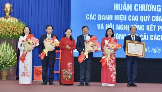 Chairwoman of the HCMC People’s Council Nguyen Thi Le presents the State President’s Third-class Independence Medal to the Party, government and people of Cu Chi District on April 11. (Photo: SGGP)