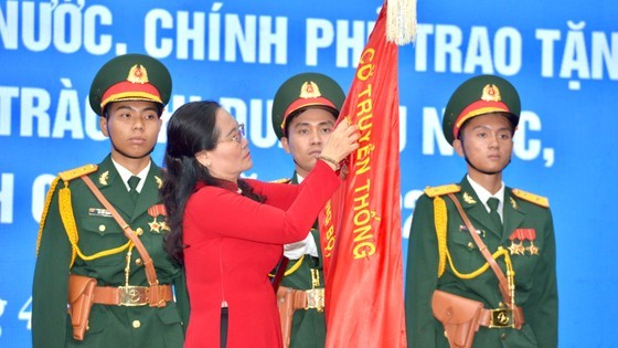 Chairwoman of the HCMC People’s Council Nguyen Thi Le presents the State President’s Third-class Independence Medal to the Party, government and people of Cu Chi District on April 11. (Photo: SGGP)