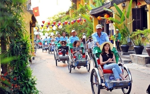 Tourists visit Hoi An ancient town (Photo: VNA)