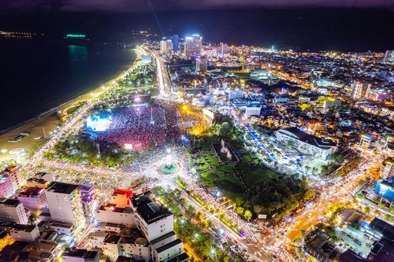 The 2022 Quy Nhon Summer Sea Festival receives a huge number of visitors. (Photo: SGGP)
