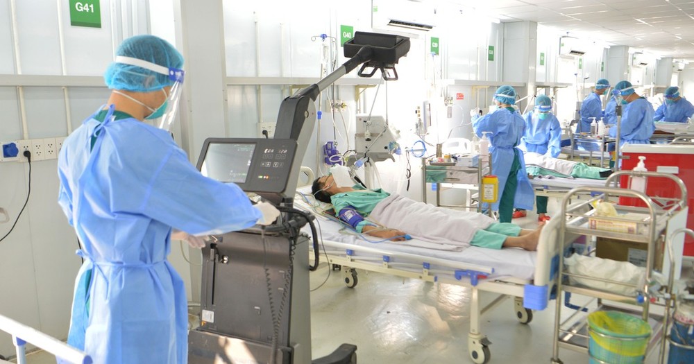 Doctors care for Covid-19 patients. (Photo: SGGP)