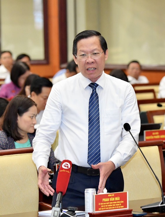 Chairman of the HCMC People’s Committee Phan Van Mai proposes an adjustment for the medium-term public investment plan in the 2021-2025 period with a capital of VND19,555 billion (US$835 million). (Photo: SGGP)