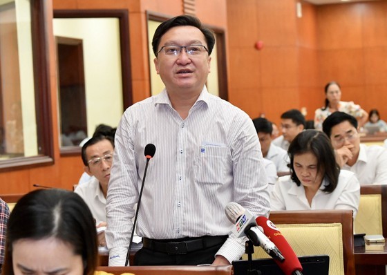 A delegate raises his questions at the meeting. (Photo: SGGP)