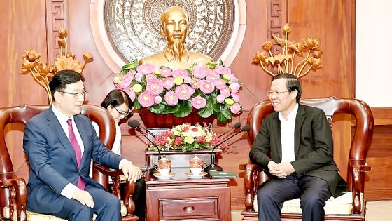 Chairman of the HCMC People’s Committee Phan Van Mai (R) hosted a reception on April 18 for CEO of Korea CEO Summit (KCS) Park Bong-kyu. (Photo: SGGP)