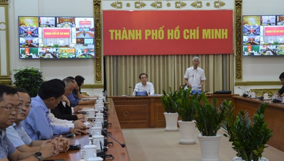 Vice Chairman of the HCMC People’s Committee Vo Van Hoan speaks in the teleconference at the city's location. (Photo: SGGP) Vice Chairman of the HCMC People’s Committee Vo Van Hoan speaks in the teleconference at the city's location. (Photo: SGGP)