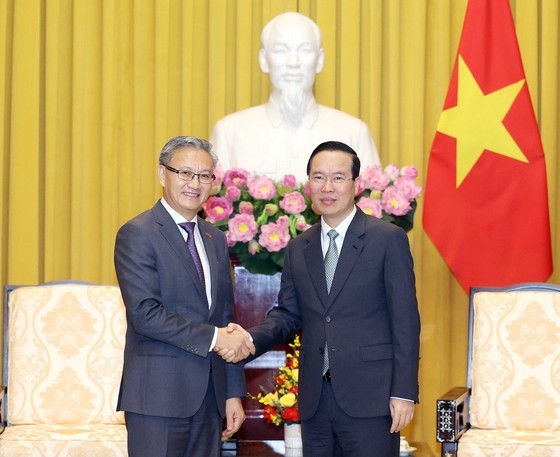 President Vo Van Thuong hosts a reception in Hanoi on April 20 for Thongsavanh Phomvihane, head of the Lao People's Revolutionary Party (LPRP) Central Committee’s Commission for External Relations. (Photo: VNA)