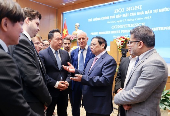 Prime Minister Pham Minh Chinh meets foreign investors at the meeting. (Photo: SGGP)