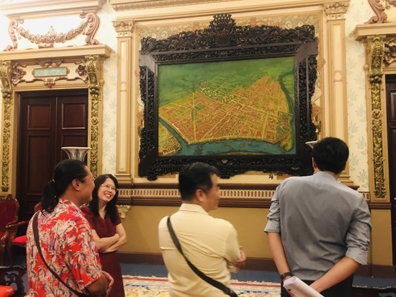 A delegation of representatives of competent departments and travel firms survey the sightseeing tour of the HCMC People's Committee headquarters building on April 22. (Photo: SGGP)
