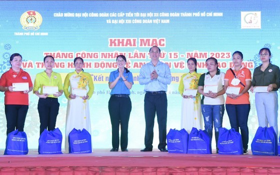 The HCMC Labor Confederation plans to spend VND30 billion to carry out activities taking care of labor union members, workers, officials, and laborers. (Photo: SGGP)