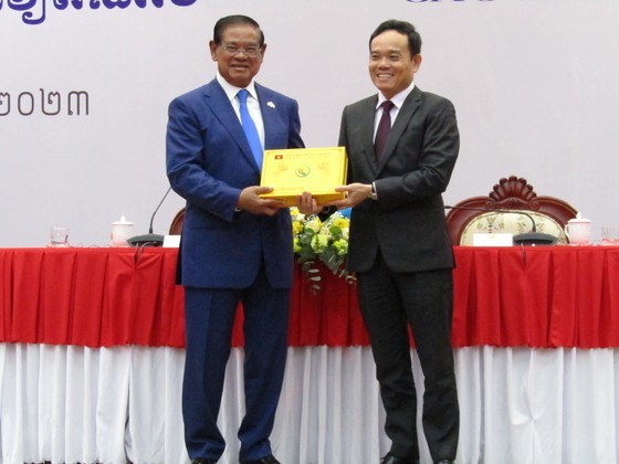 Deputy Prime Minister Tran Luu Quang (R) presents a gift to Cambodian Deputy Prime Minister and Minister of Interior Samdech Krolahom Sar Kheng. (Photo: SGGP) Deputy Prime Minister Tran Luu Quang (R) presents a gift to Cambodian Deputy Prime Minister and Minister of Interior Samdech Krolahom Sar Kheng. (Photo: SGGP)