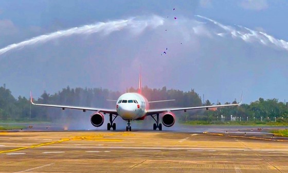 The first flight carrying more than 170 passengers arrives at Can Tho Airport on April 25. (Photo: SGGP) The first flight carrying more than 170 passengers arrives at Can Tho Airport on April 25. (Photo: SGGP)