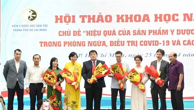 The research team on Sunkovir, the first traditional medicine to be licensed for treating respiratory tract viral infections in Vietnam. (Photo: VNA)