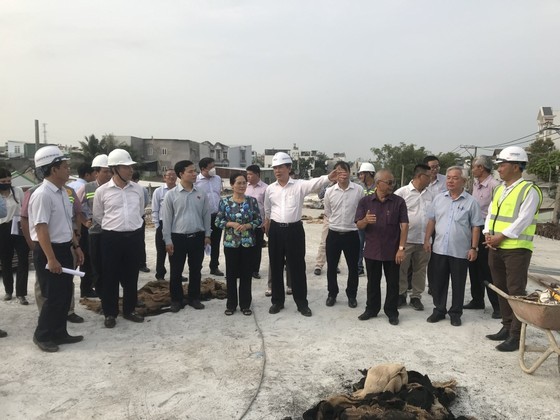 Director of the Transportation Works Construction Investment Project Management Board of HCMC Luong Minh Phuc gives a short report on the project to the delegation. (Photo: SGGP)