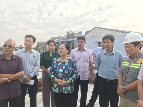 A supervision delegation of the HCMC People’s Council led by Chairwoman of the municipal People’s Council Nguyen Thi Le monitors the progress of the construction project of Long Kieng Bridge in Nha Be District on April 26. (Photo: SGGP)
