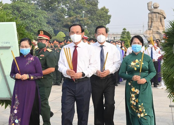 HCMC’s leaders offer incense to heroic martyrs at HCMC Martyrs' Cemetery on April 27. (Photo: SGGP)