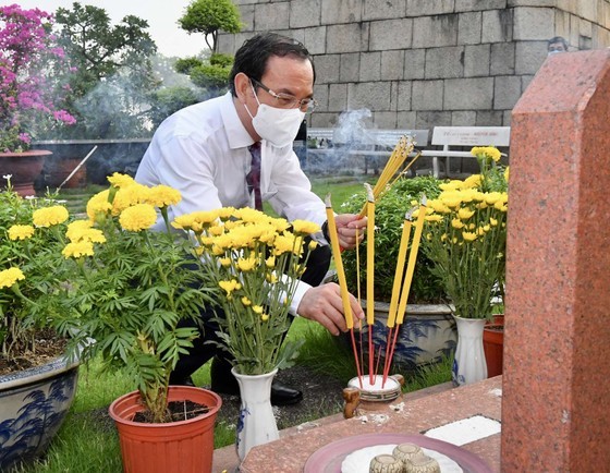 HCMC Party Committee Secretary Nguyen Van Nen burns incense on martyrs' graves at HCMC Martyrs' Cemetery. (Photo: SGGP)