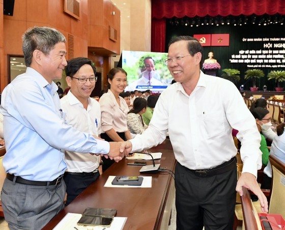 Chairman of the HCMC People’s Committee Phan Van Mai meets delegates at the meeting. (Photo: SGGP) Chairman of the HCMC People’s Committee Phan Van Mai meets delegates at the meeting. (Photo: SGGP)