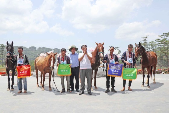 The organization board offers prizes to the top four in the final round. (Photo: SGGP)