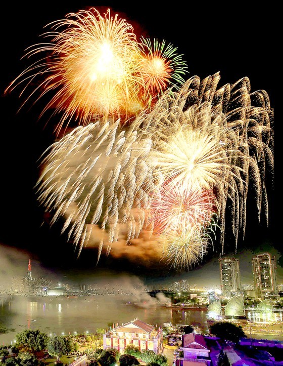 A high-range firework display is set off from the tunnel crossing the Saigon River (Thu Thiem tunnel) in Thu Duc City on April 30. (Photo: SGGP)