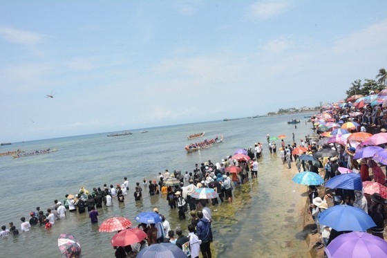The boat race attracts a lot of visitors and local people. (Photo: SGGP) The boat race attracts a lot of visitors and local people. (Photo: SGGP)