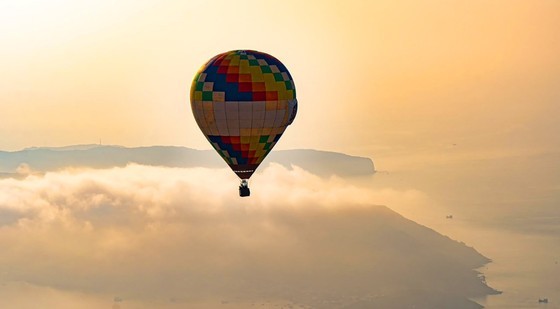 A hot-air balloon festival themed “Quy Nhon, Binh Dinh – sea heaven” is organized for the first time on April 25 – May 5. (Photo: SGGP)