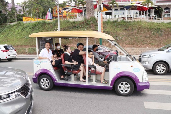 Electric vehicles carrying tourists around Da Lat City (Photo: SGGP)