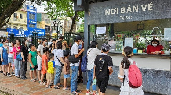 Van Mieu-Quoc Tu Giam (Temple of Literature) receives about 10,000 visitors a day during the national holiday. (Photo: SGGP)