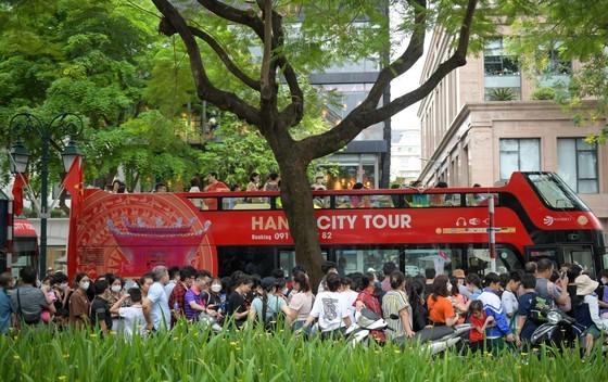 About 6,700 Hanoians and visitors enjoy free-of-charge city tours on double-decker buses during the five-day holiday. (Photo: SGGP)