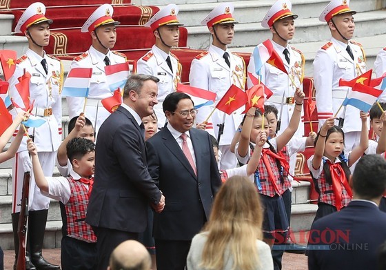 Prime Minister Pham Minh Chinh hosts an official welcome ceremony for his Luxembourg counterpart Xavier Bettel at the Presidential Palace in Hanoi on May 4. (Photo: SGGP)