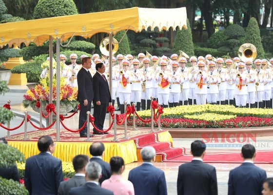 Prime Minister Pham Minh Chinh chairs an official welcome ceremony for Luxembourg Prime Minister Xavier Bettel. (Photo: SGGP)