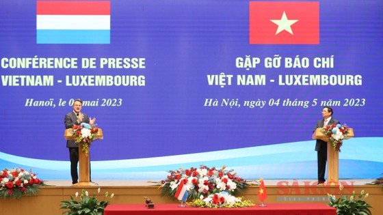 Prime Minister Pham Minh Chinh (R) and his Luxembourg counterpart Xavier Bettel attend talks in Hanoi on May 4. (Photo: SGGP)
