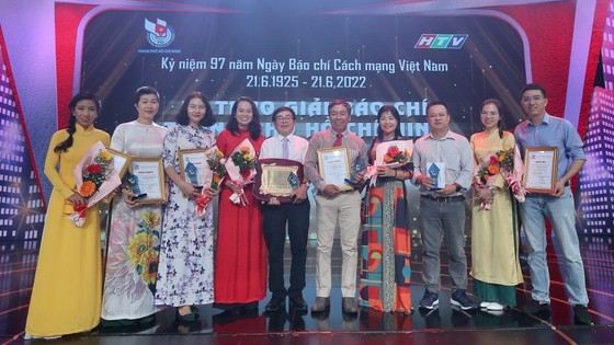 Sai Gon Giai Phong Newspaper’s journalists receive prizes at the 2022 HCMC Press Awards. (Photo: SGGP)
