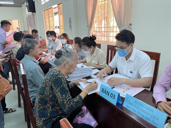 Residents in Hoc Mon District receive site clearance compensation on May 6. (Photo: SGGP)