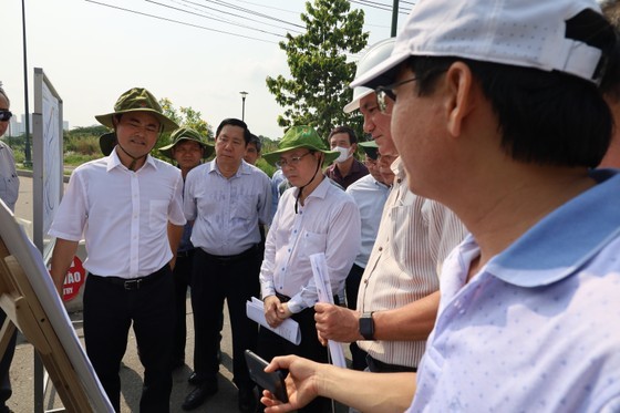 Vice Secretary of the HCMC Party Committee Nguyen Van Hieu listens to a short report on the progress of the construction projects in Thu Duc City. (Photo: SGGP)