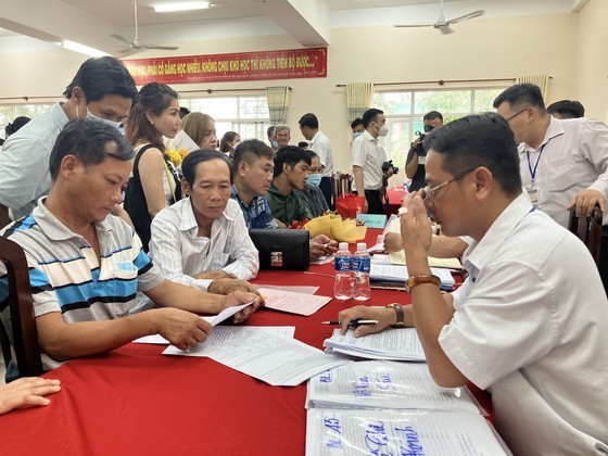 Local residents implement procedures for receiving site clearance compensation in Binh Chanh District. (Photo: SGGP)