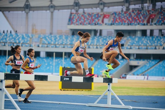 Nguyen Thi Oanh (center) in the 3,000m race on May 9 (Photo: SGGP)