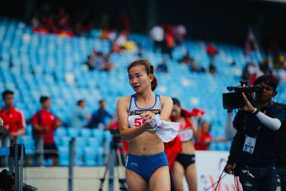 Oanh obtained a gold medal in the women’s 1,500m event at 5:30pm. The rescheduling of the 3,000m hurdle race to 5:50pm was unable to slow down the Vietnamese athlete. (Photo: SGGP)