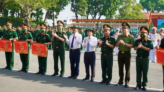 Vice Secretary of the Municipal Party Committee Nguyen Van Hieu (4th, R) and leaders of HCMC and the municipal High Command attend the festival. (Photo: SGGP)