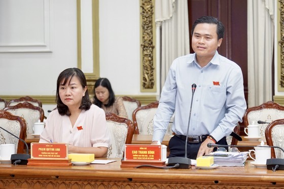 Head of the Department of Culture and Society of the HCMC People's Council, Cao Thanh Binh speaks at the working session. (Photo: SGGP)