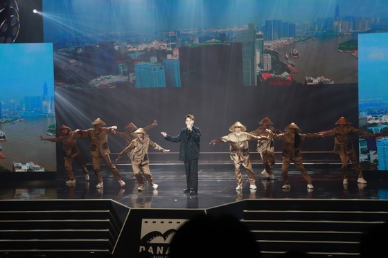 Singer Ali Hoang Duonfg performs at the event. (Photo: SGGP)