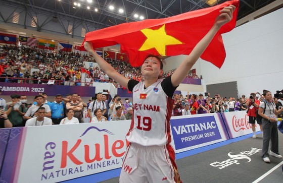 A member of the Vietnamese team expresses her happiness after beating the Philippines to win the women’s 3x3 basketball gold medal at the ongoing 32nd Southeast Asian Games (SEA Games 32) in Cambodia (Photo: SGGP)